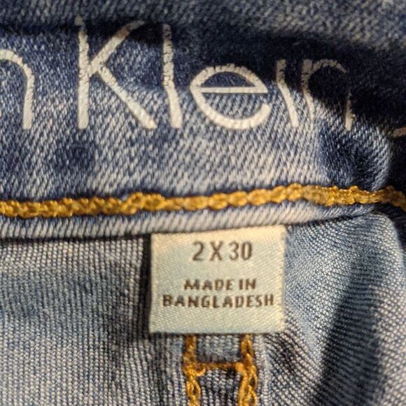 CALVIN Klein jeans misses size 2 inseam 30 distressed knees stretch 2 x 30 - Picture 10 of 11